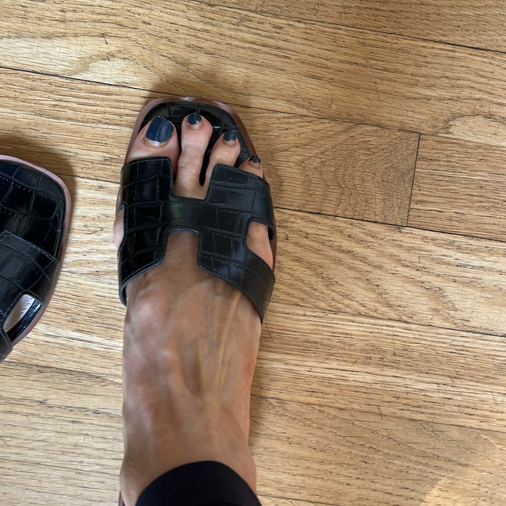 Black faux croc sandal - so cute great shape size 8